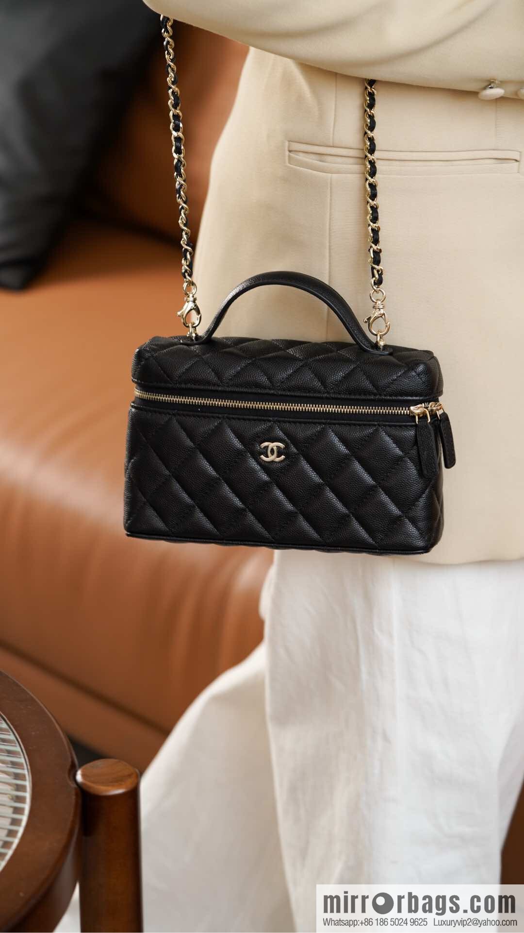 𝐂𝐡𝐚𝐧𝐞𝐥 𝟐𝟓𝐂 new lunch box bag, black gold, lychee cow AP4385