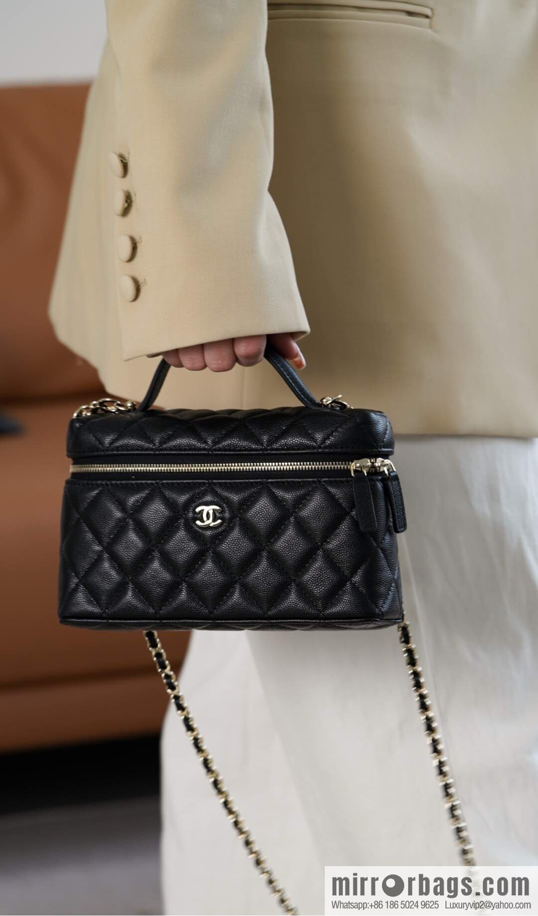 𝐂𝐡𝐚𝐧𝐞𝐥 𝟐𝟓𝐂 new lunch box bag, black gold, lychee cow AP4385