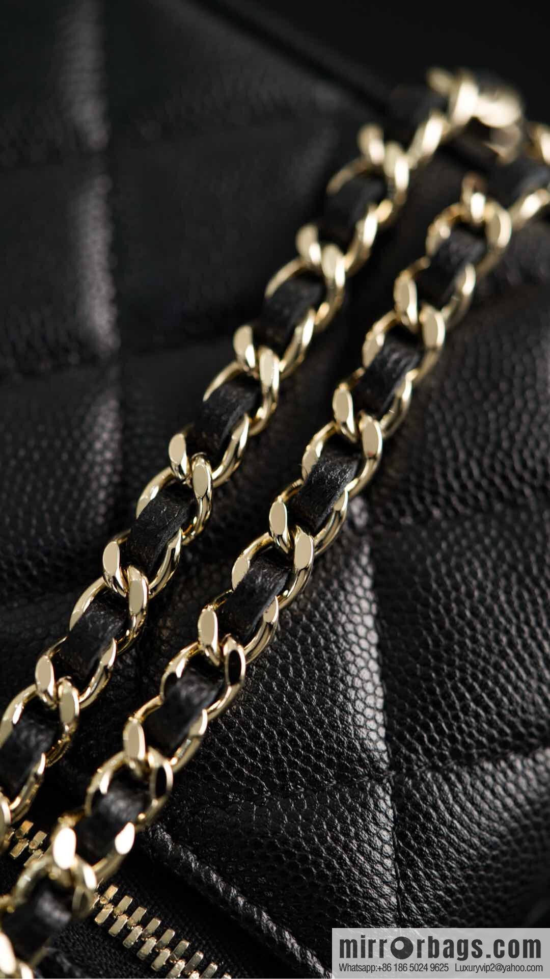 𝐂𝐡𝐚𝐧𝐞𝐥 𝟐𝟓𝐂 new lunch box bag, black gold, lychee cow AP4385