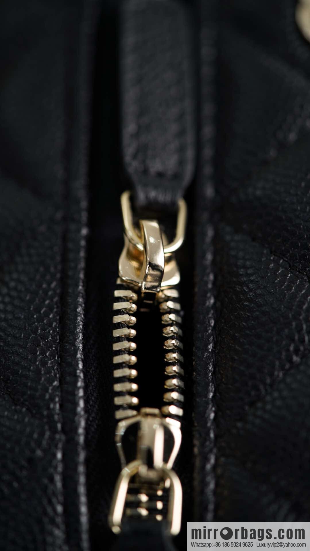 𝐂𝐡𝐚𝐧𝐞𝐥 𝟐𝟓𝐂 new lunch box bag, black gold, lychee cow AP4385