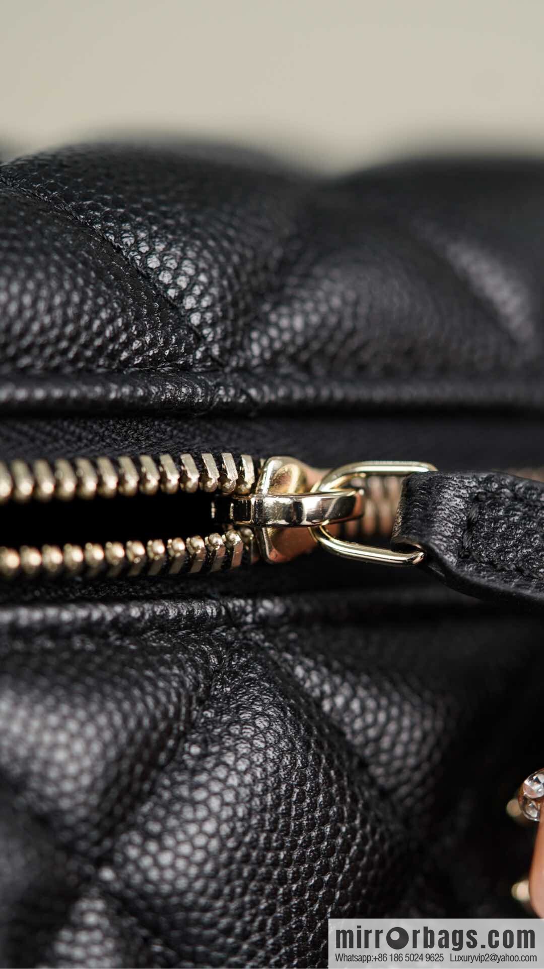 𝐂𝐡𝐚𝐧𝐞𝐥 𝟐𝟓𝐂 new lunch box bag, black gold, lychee cow AP4385