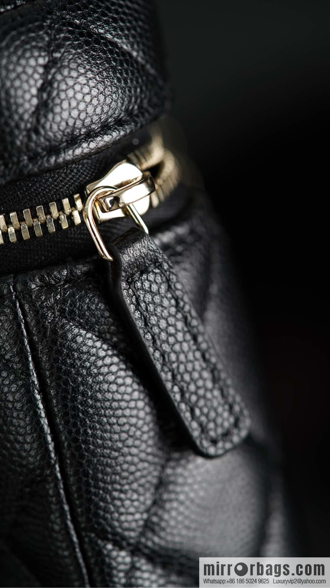 𝐂𝐡𝐚𝐧𝐞𝐥 𝟐𝟓𝐂 new lunch box bag, black gold, lychee cow AP4385