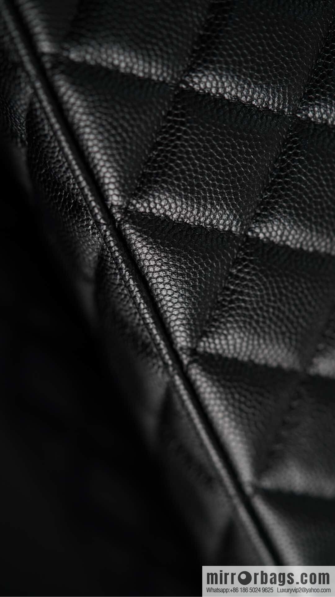 𝐂𝐡𝐚𝐧𝐞𝐥 𝟐𝟓𝐂 new lunch box bag, black gold, lychee cow AP4385