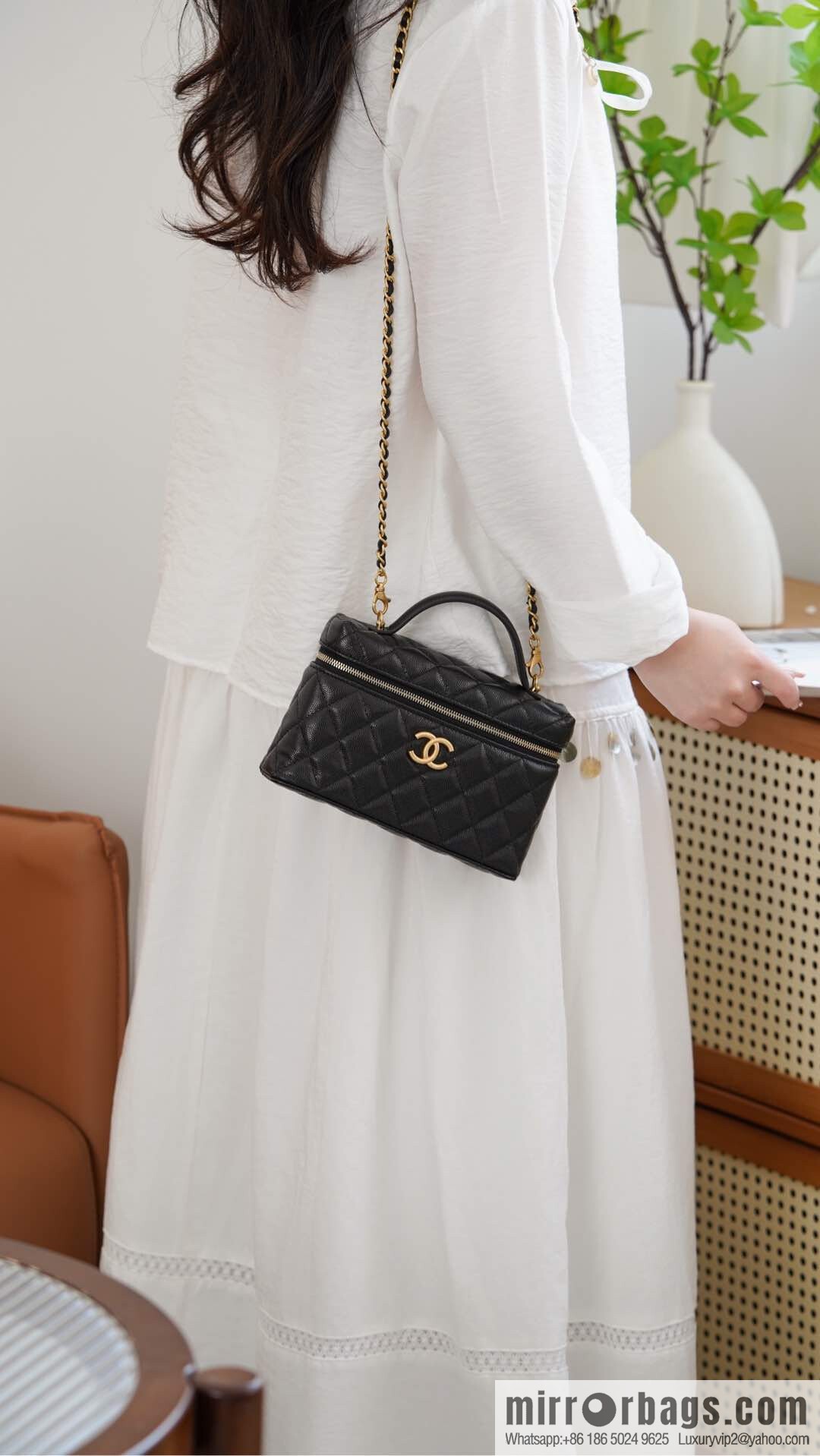 𝐂𝐡𝐚𝐧𝐞𝐥 𝟐𝟓𝐏 new lunch box bag, black gold, lychee cow AP4385