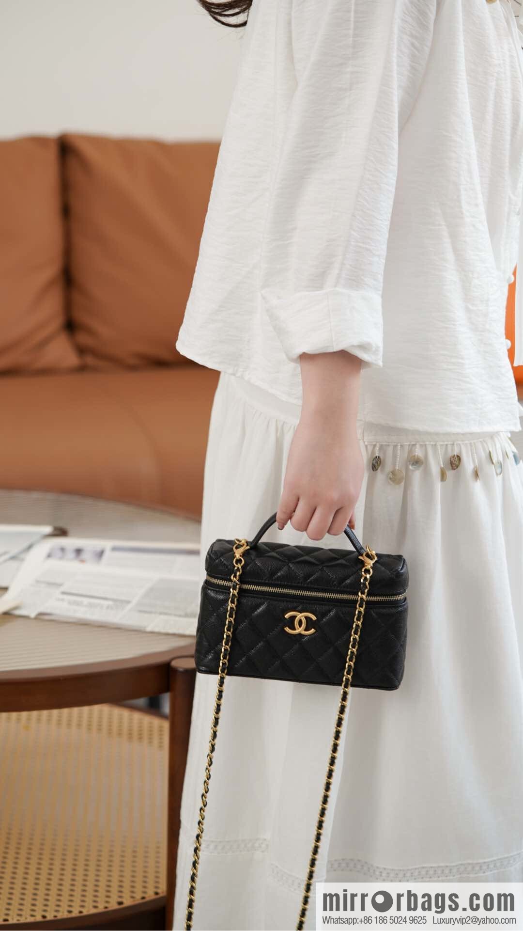 𝐂𝐡𝐚𝐧𝐞𝐥 𝟐𝟓𝐏 new lunch box bag, black gold, lychee cow AP4385