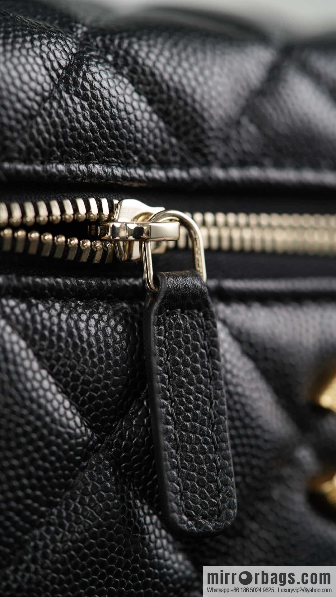 𝐂𝐡𝐚𝐧𝐞𝐥 𝟐𝟓𝐏 new lunch box bag, black gold, lychee cow AP4385