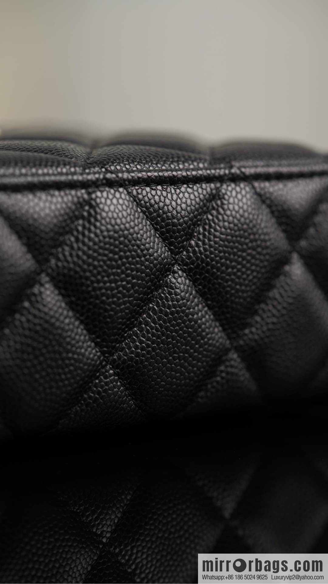 𝐂𝐡𝐚𝐧𝐞𝐥 𝟐𝟓𝐏 new lunch box bag, black gold, lychee cow AP4385