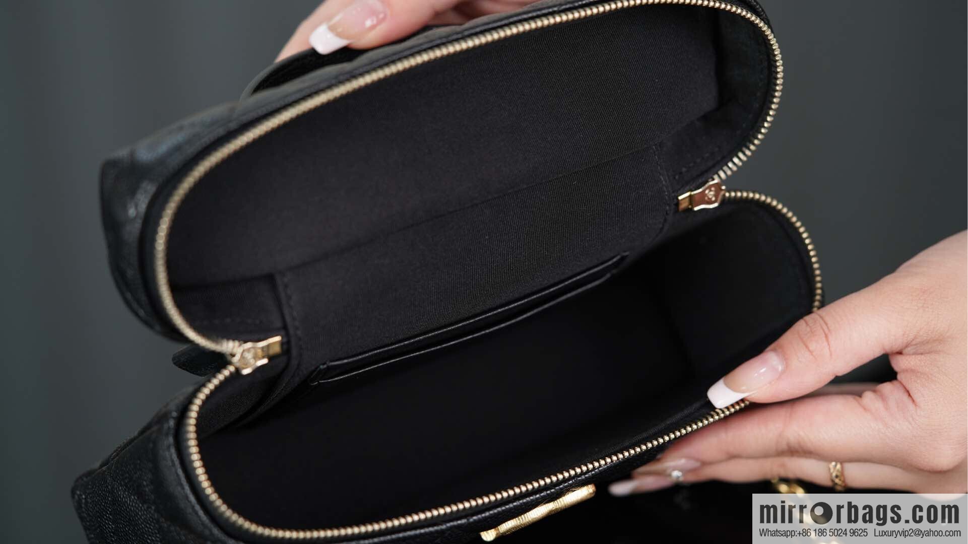 𝐂𝐡𝐚𝐧𝐞𝐥 𝟐𝟓𝐏 new lunch box bag, black gold, lychee cow AP4385