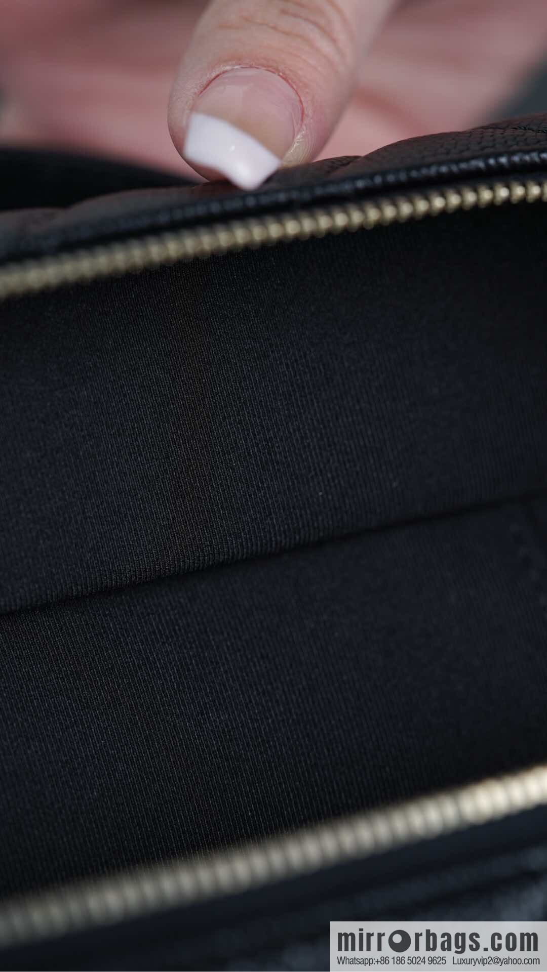 𝐂𝐡𝐚𝐧𝐞𝐥 𝟐𝟓𝐏 new lunch box bag, black gold, lychee cow AP4385