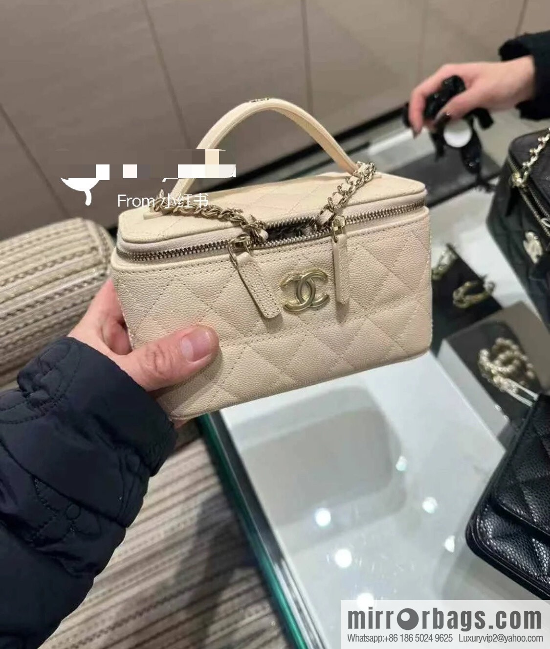 𝐂𝐡𝐚𝐧𝐞𝐥 𝟐𝟓𝐜 new, handle box bag, lychee cow, beige AP4404