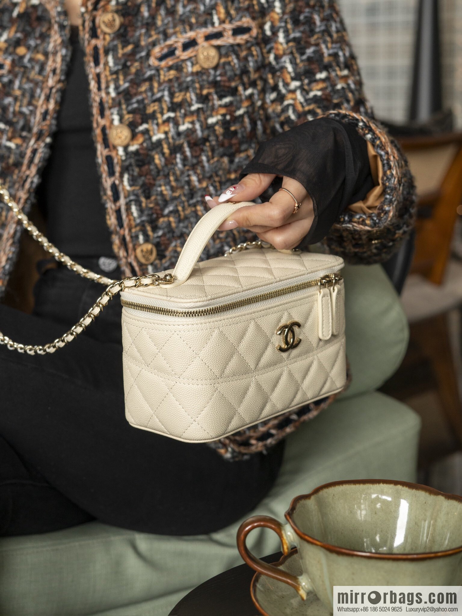 𝐂𝐡𝐚𝐧𝐞𝐥 𝟐𝟓𝐜 new, handle box bag, lychee cow, beige AP4404