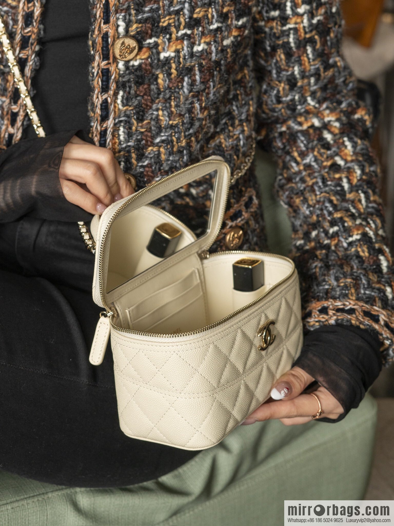 𝐂𝐡𝐚𝐧𝐞𝐥 𝟐𝟓𝐜 new, handle box bag, lychee cow, beige AP4404