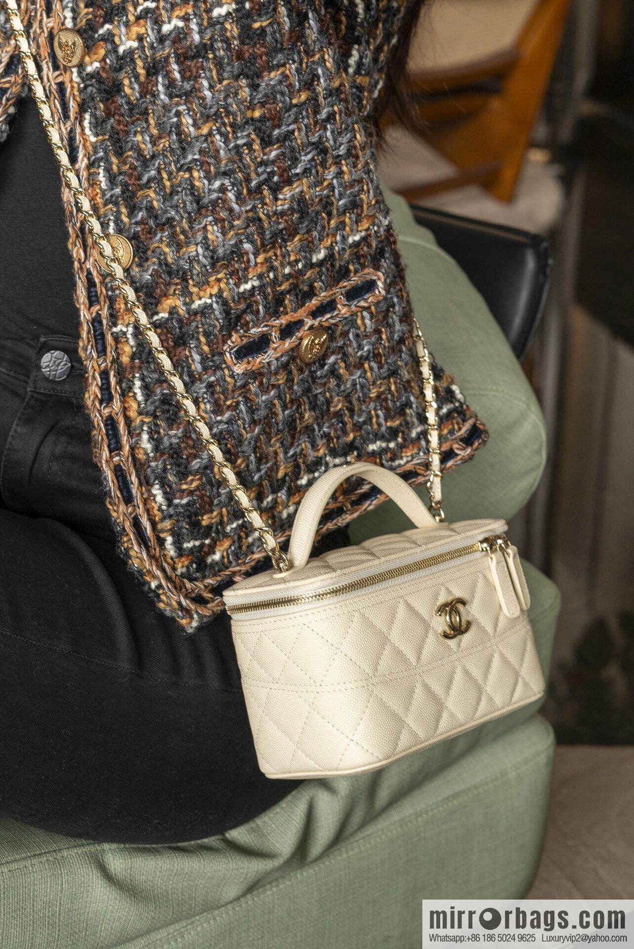 𝐂𝐡𝐚𝐧𝐞𝐥 𝟐𝟓𝐜 new, handle box bag, lychee cow, beige AP4404
