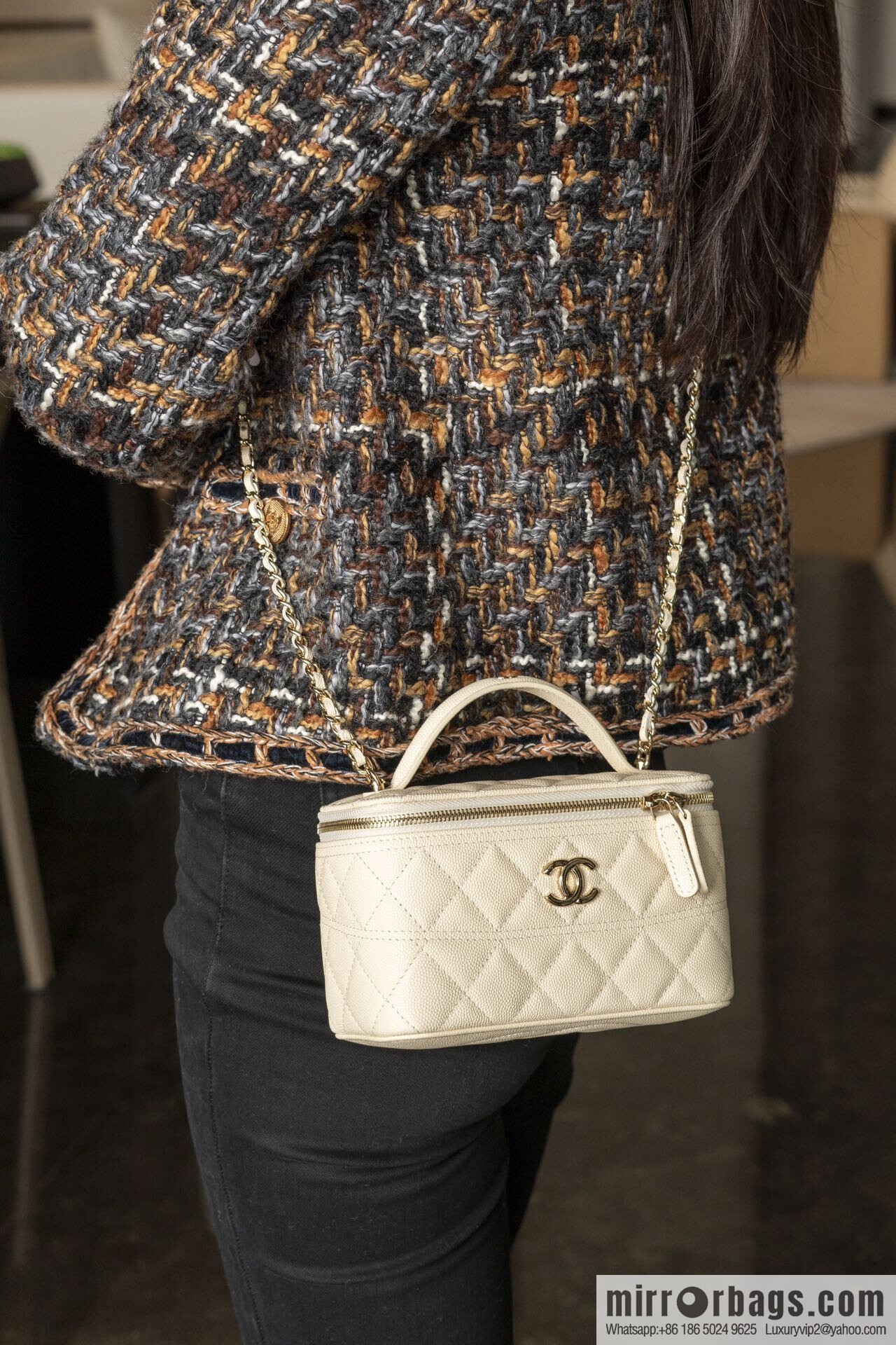 𝐂𝐡𝐚𝐧𝐞𝐥 𝟐𝟓𝐜 new, handle box bag, lychee cow, beige AP4404