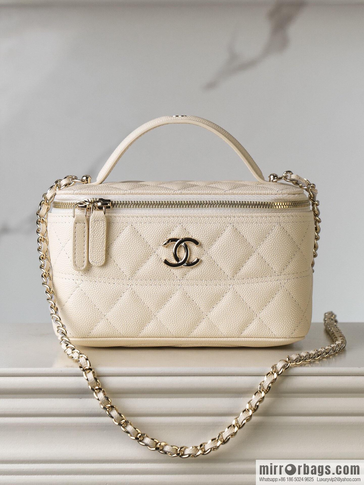 𝐂𝐡𝐚𝐧𝐞𝐥 𝟐𝟓𝐜 new, handle box bag, lychee cow, beige AP4404