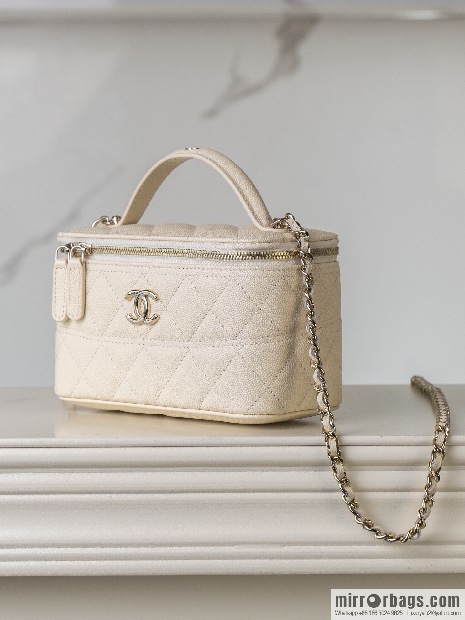 𝐂𝐡𝐚𝐧𝐞𝐥 𝟐𝟓𝐜 new, handle box bag, lychee cow, beige AP4404