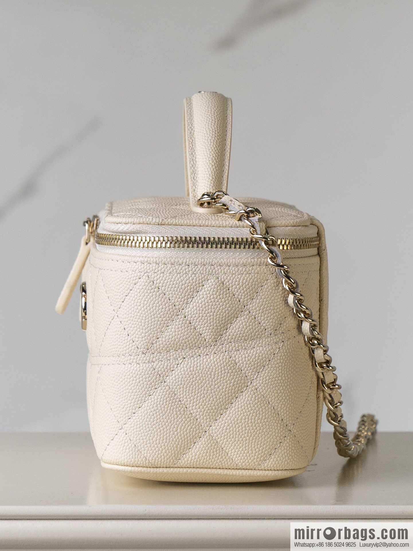 𝐂𝐡𝐚𝐧𝐞𝐥 𝟐𝟓𝐜 new, handle box bag, lychee cow, beige AP4404