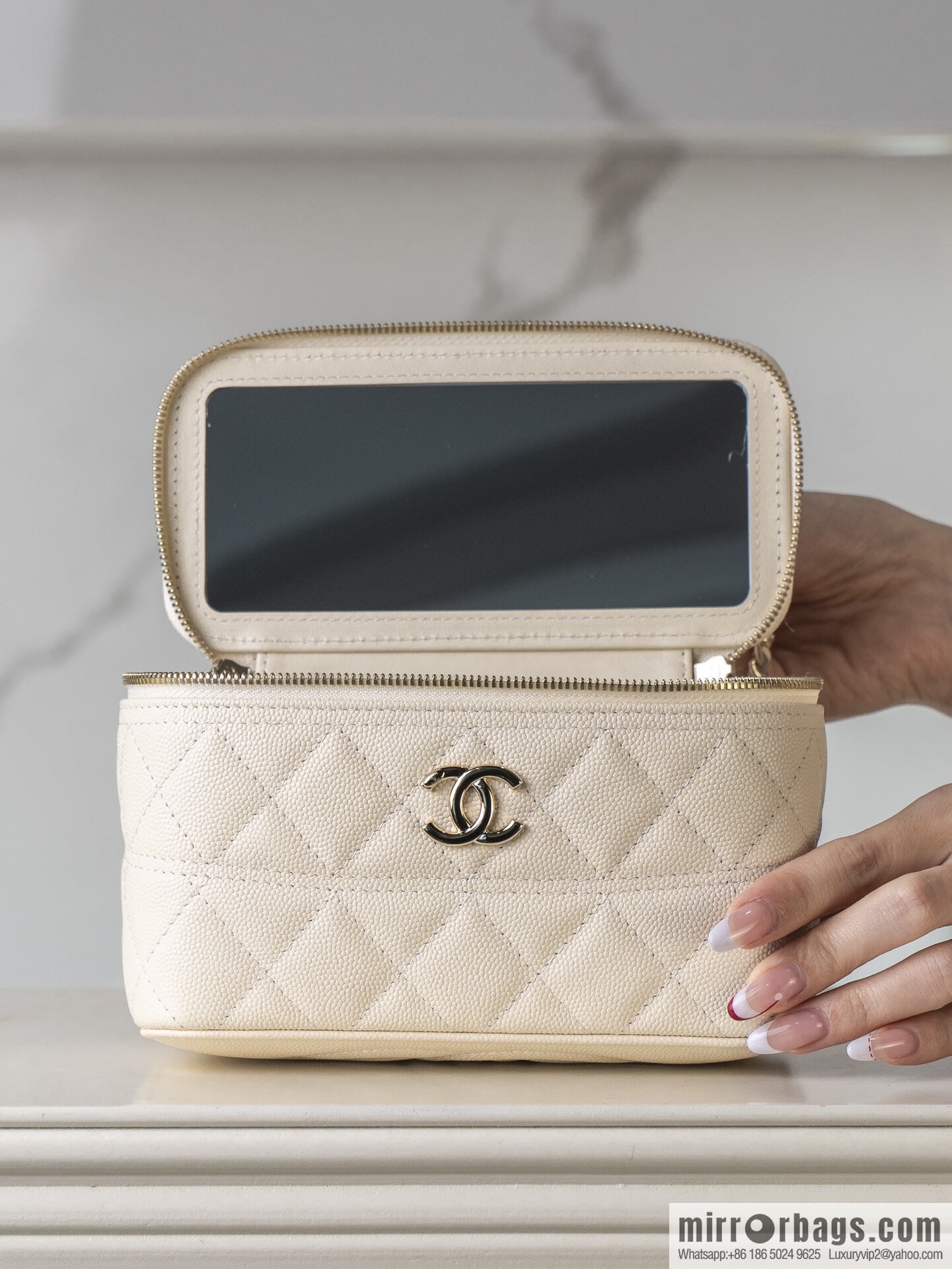 𝐂𝐡𝐚𝐧𝐞𝐥 𝟐𝟓𝐜 new, handle box bag, lychee cow, beige AP4404