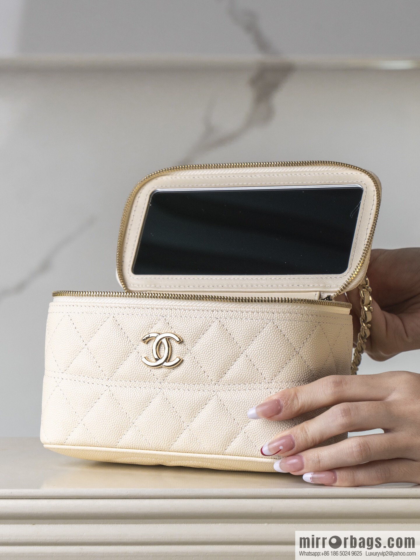 𝐂𝐡𝐚𝐧𝐞𝐥 𝟐𝟓𝐜 new, handle box bag, lychee cow, beige AP4404