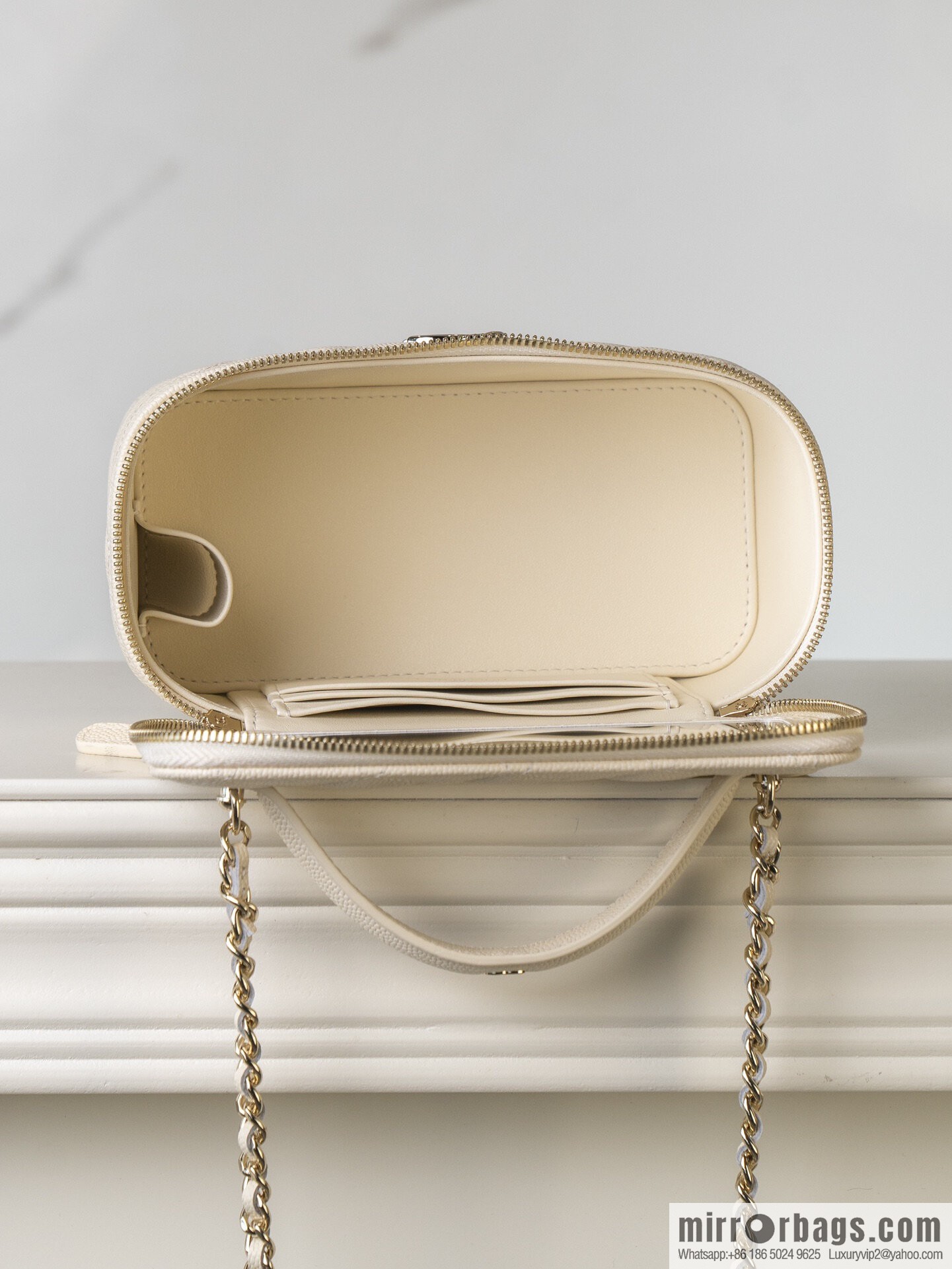 𝐂𝐡𝐚𝐧𝐞𝐥 𝟐𝟓𝐜 new, handle box bag, lychee cow, beige AP4404