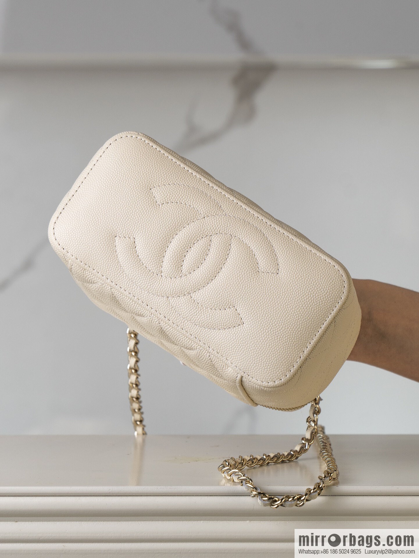 𝐂𝐡𝐚𝐧𝐞𝐥 𝟐𝟓𝐜 new, handle box bag, lychee cow, beige AP4404