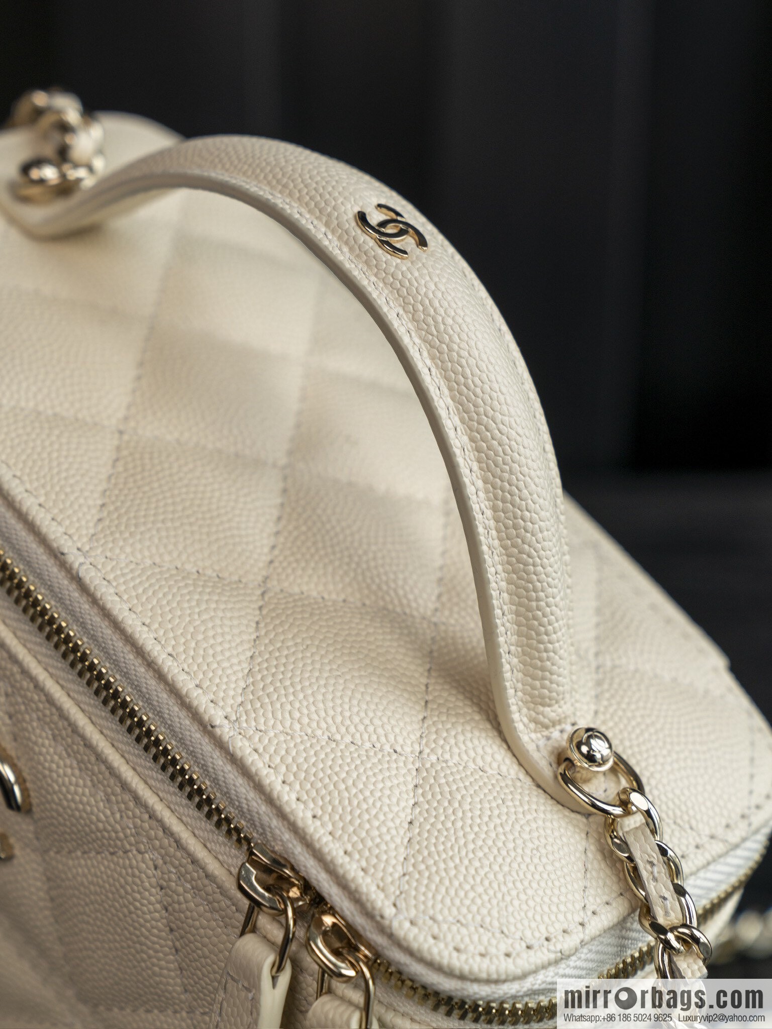𝐂𝐡𝐚𝐧𝐞𝐥 𝟐𝟓𝐜 new, handle box bag, lychee cow, beige AP4404