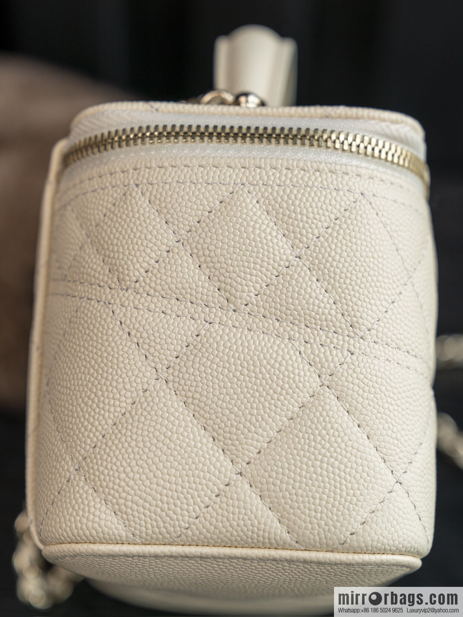 𝐂𝐡𝐚𝐧𝐞𝐥 𝟐𝟓𝐜 new, handle box bag, lychee cow, beige AP4404