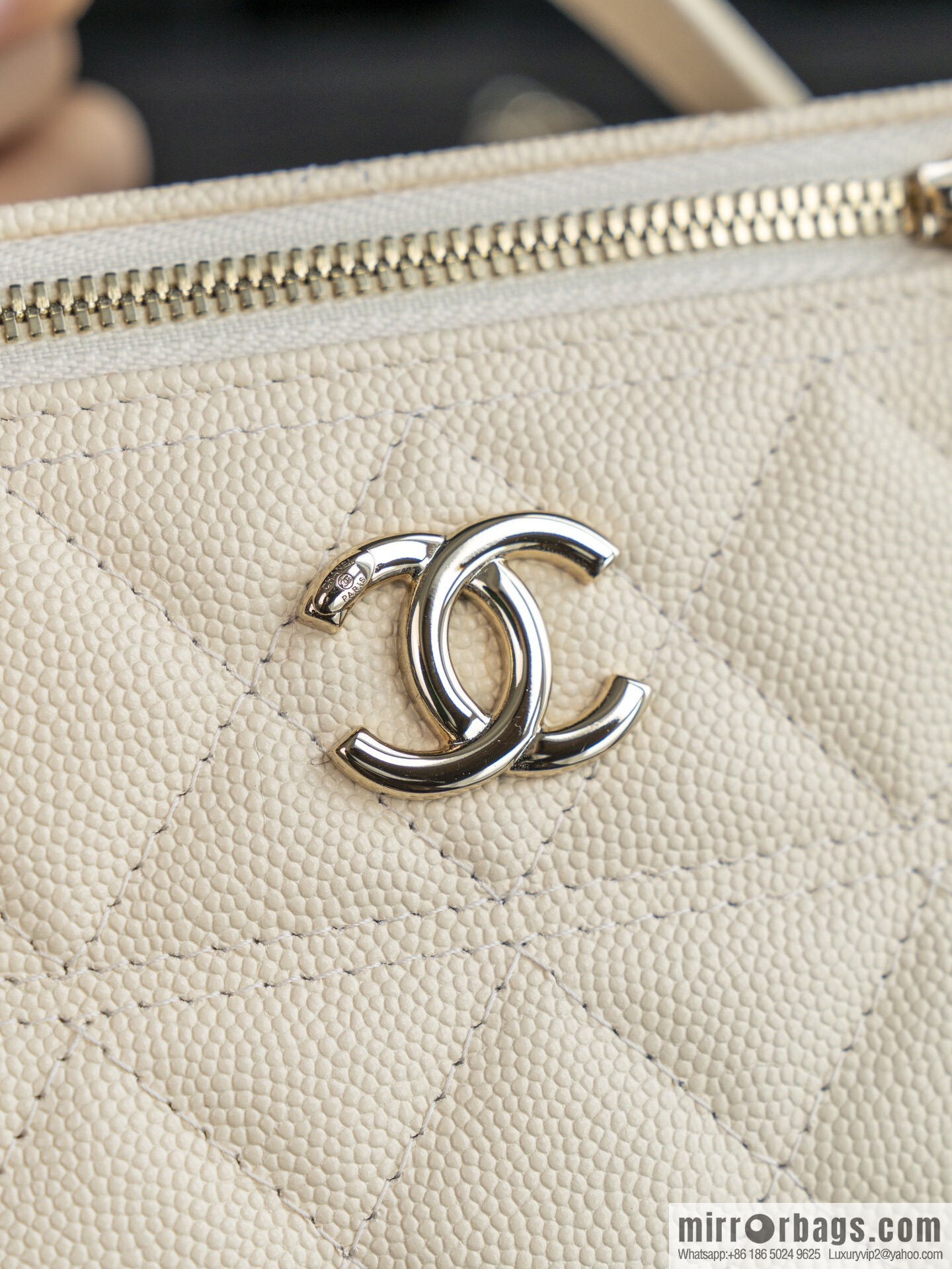 𝐂𝐡𝐚𝐧𝐞𝐥 𝟐𝟓𝐜 new, handle box bag, lychee cow, beige AP4404