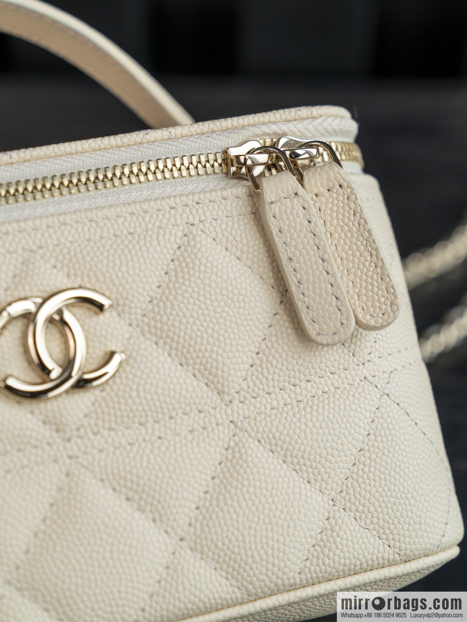 𝐂𝐡𝐚𝐧𝐞𝐥 𝟐𝟓𝐜 new, handle box bag, lychee cow, beige AP4404