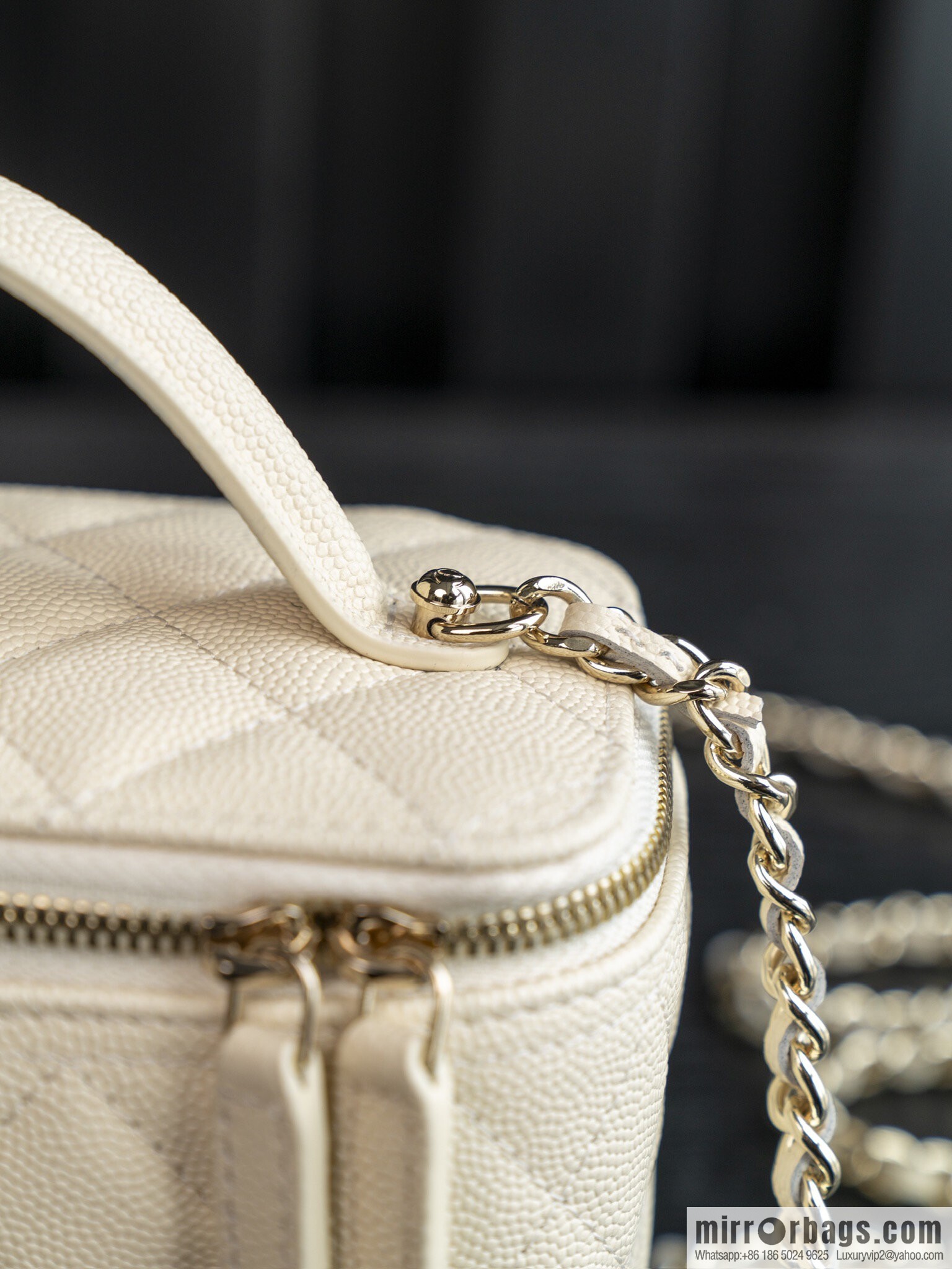 𝐂𝐡𝐚𝐧𝐞𝐥 𝟐𝟓𝐜 new, handle box bag, lychee cow, beige AP4404