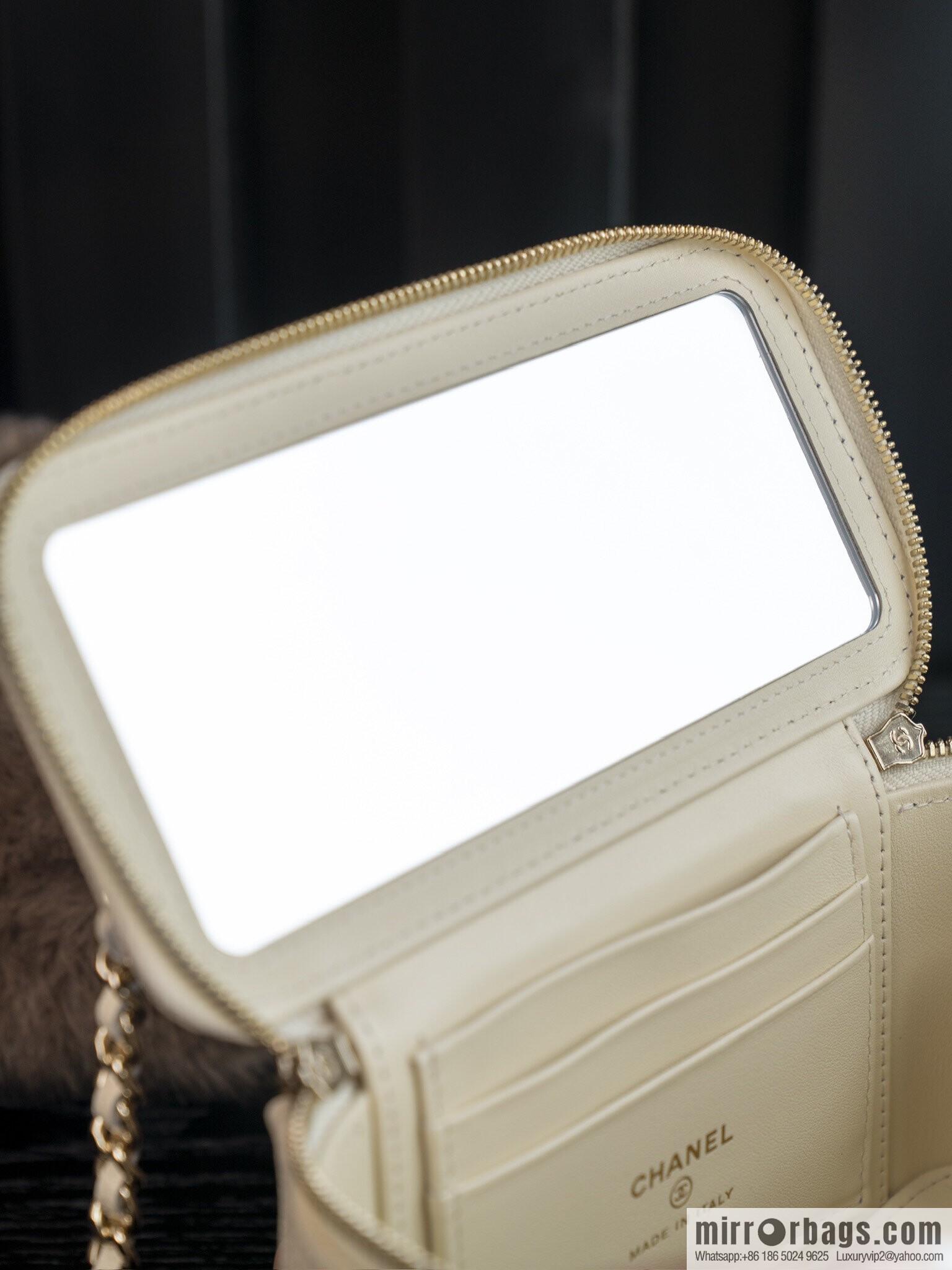 𝐂𝐡𝐚𝐧𝐞𝐥 𝟐𝟓𝐜 new, handle box bag, lychee cow, beige AP4404
