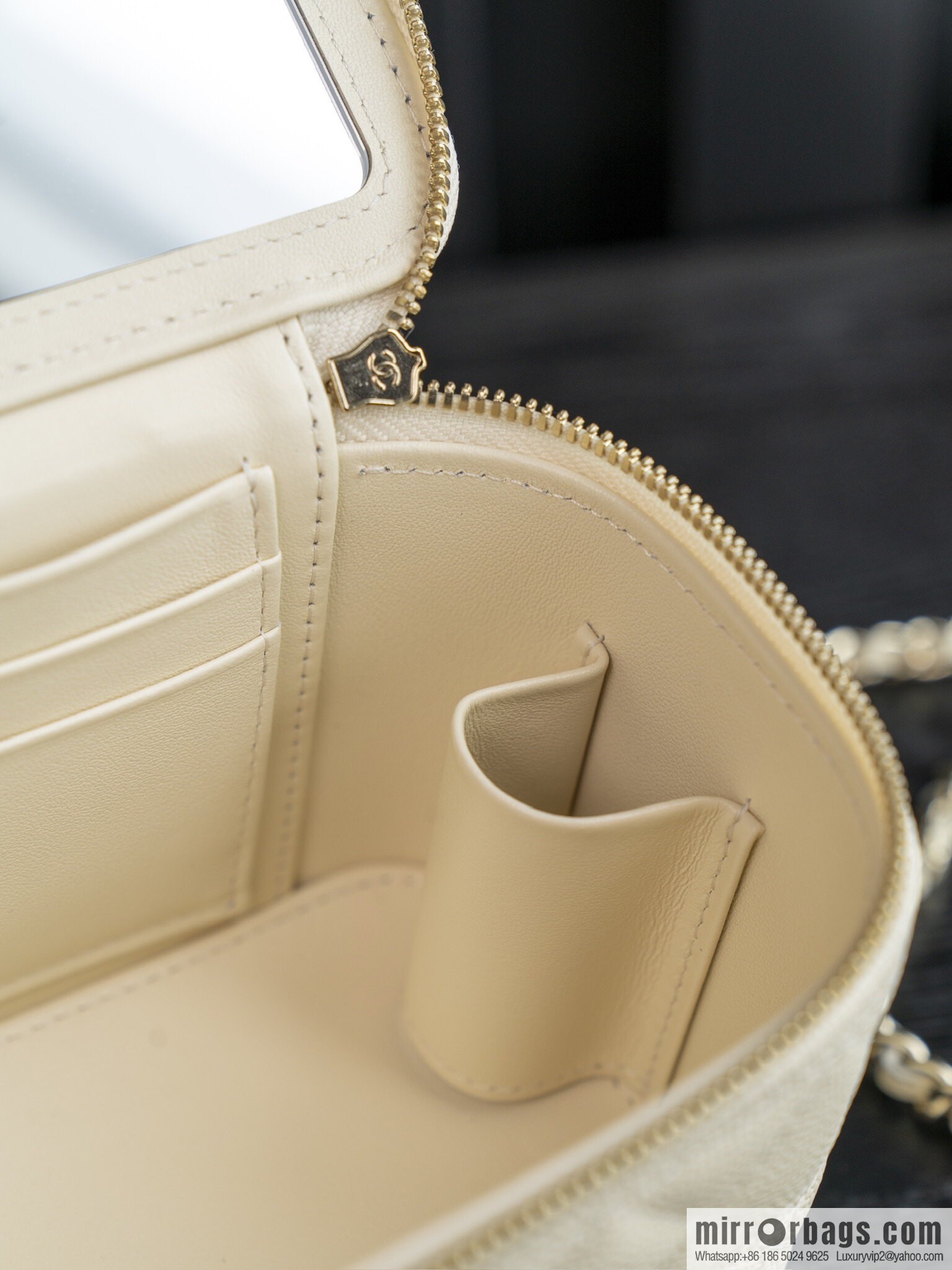 𝐂𝐡𝐚𝐧𝐞𝐥 𝟐𝟓𝐜 new, handle box bag, lychee cow, beige AP4404