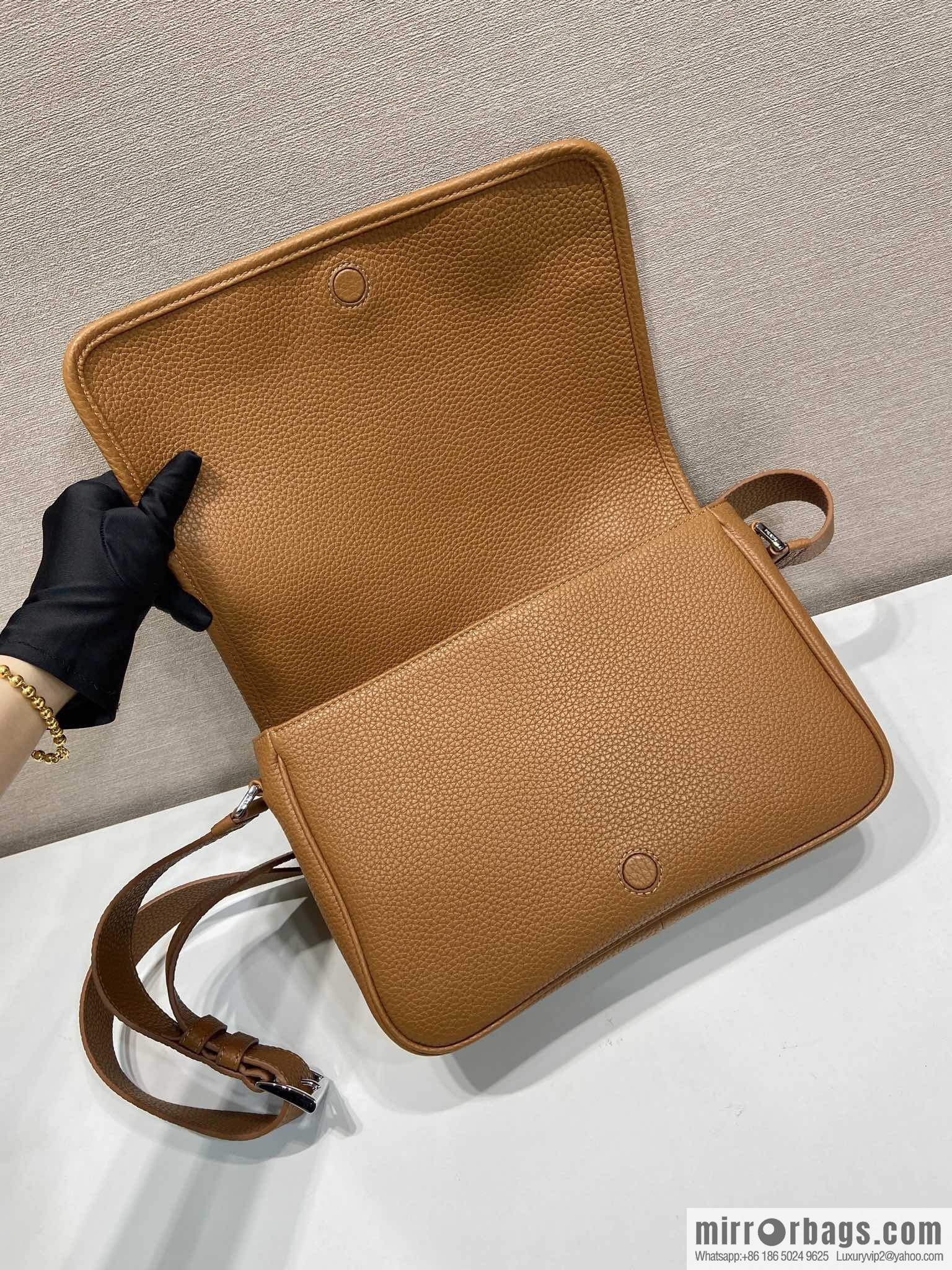 PRADA 🎉 new mailman bag 🎉 2VD075 🎉🎉 caramel color