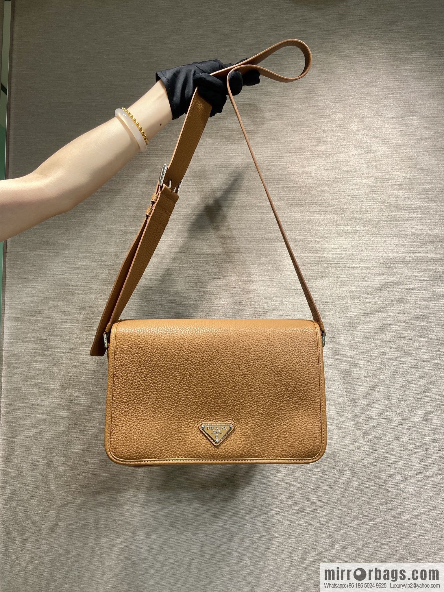 PRADA 🎉 new mailman bag 🎉 2VD075 🎉🎉 caramel color