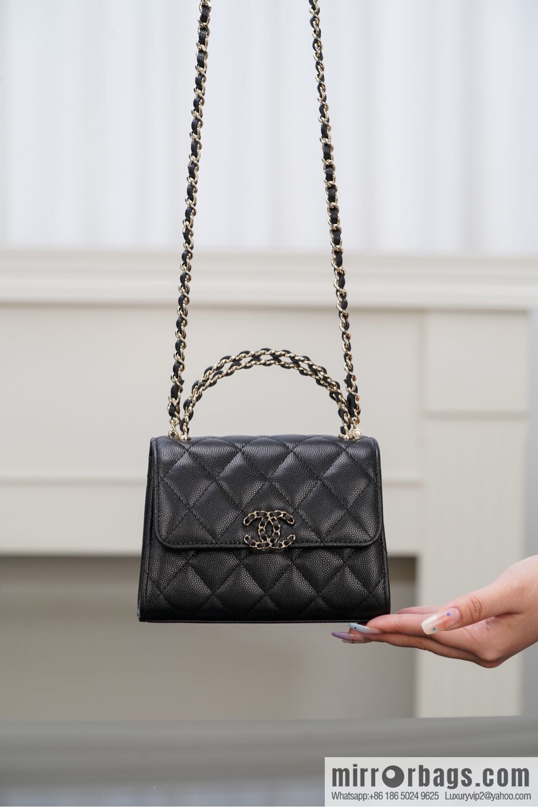 𝐂𝐡𝐚𝐧𝐞𝐥 25s Cross Handle Black Gold Litchi 🐂 Vertical AP3237