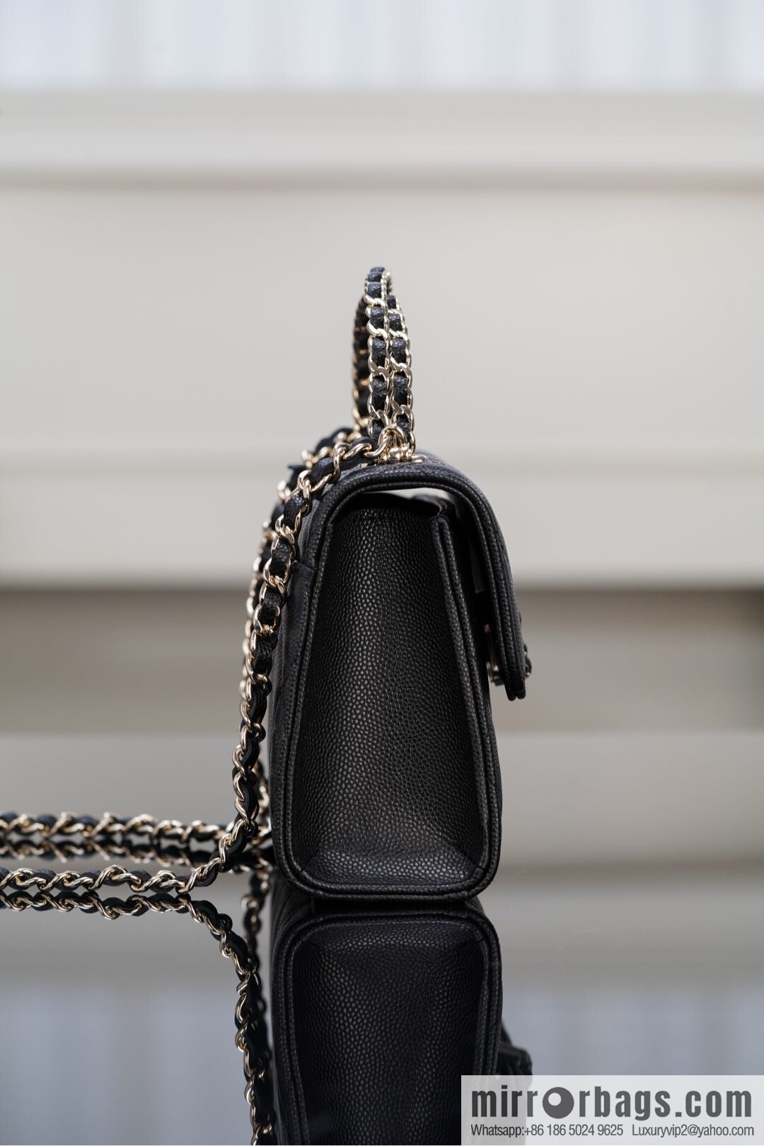 𝐂𝐡𝐚𝐧𝐞𝐥 25s Cross Handle Black Gold Litchi 🐂 Vertical AP3237