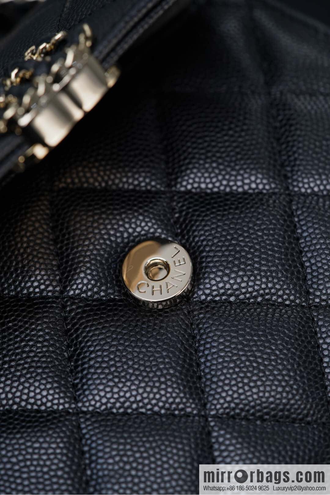 𝐂𝐡𝐚𝐧𝐞𝐥 25s Cross Handle Black Gold Litchi 🐂 Vertical AP3237
