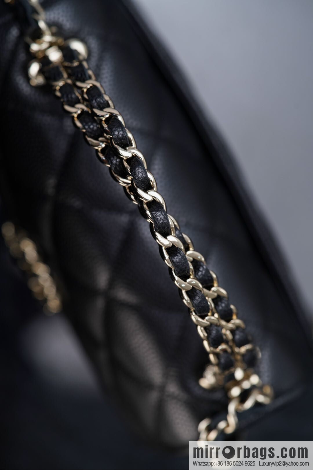 𝐂𝐡𝐚𝐧𝐞𝐥 25s Cross Handle Black Gold Litchi 🐂 Vertical AP3237