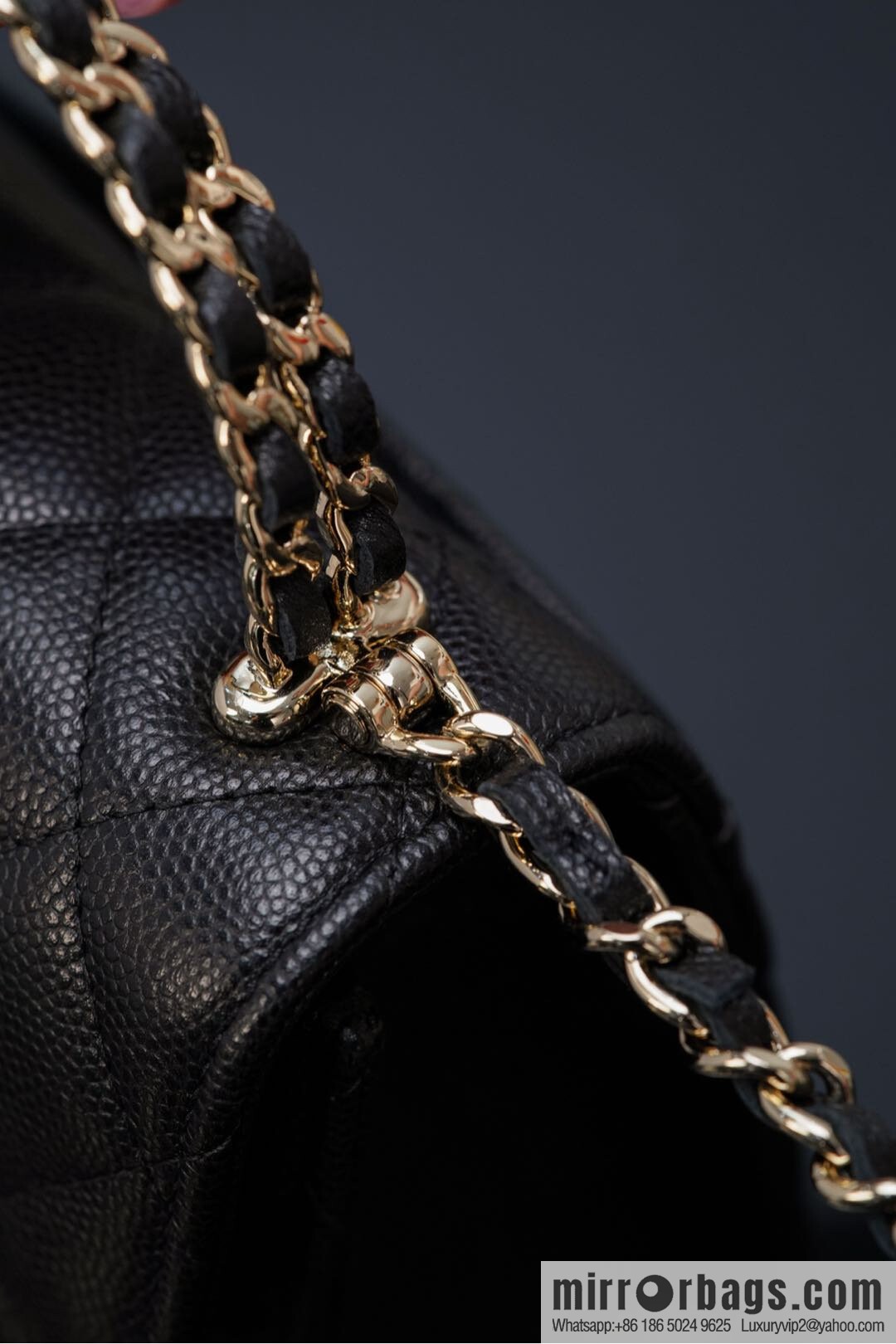 𝐂𝐡𝐚𝐧𝐞𝐥 25s Cross Handle Black Gold Litchi 🐂 Vertical AP3237