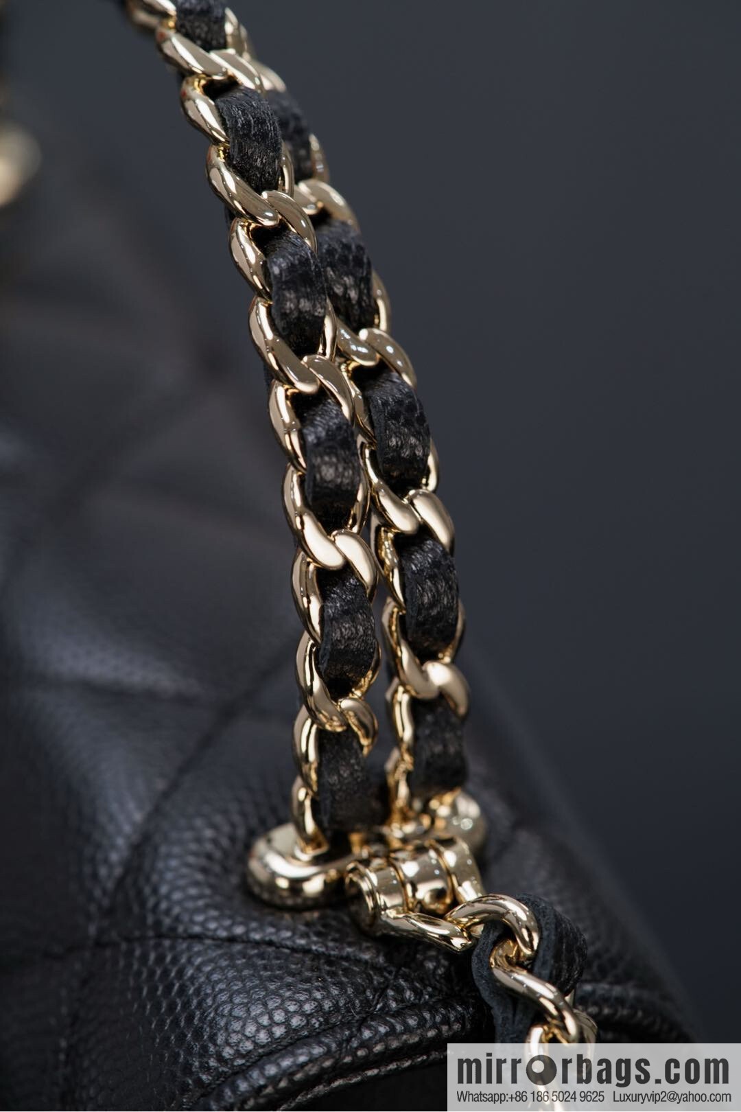 𝐂𝐡𝐚𝐧𝐞𝐥 25s Cross Handle Black Gold Litchi 🐂 Vertical AP3237