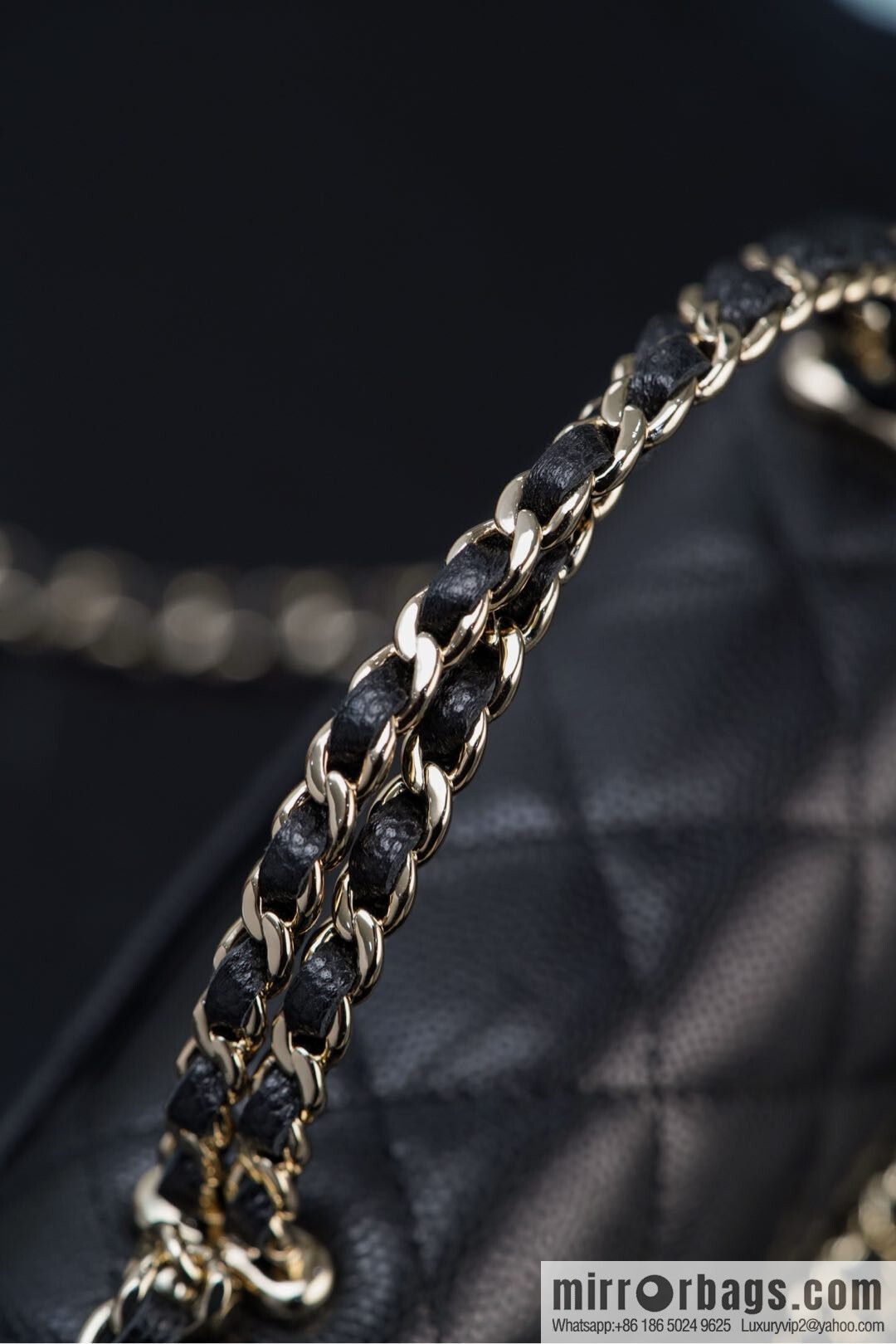 𝐂𝐡𝐚𝐧𝐞𝐥 25s Cross Handle Black Gold Litchi 🐂 Vertical AP3237