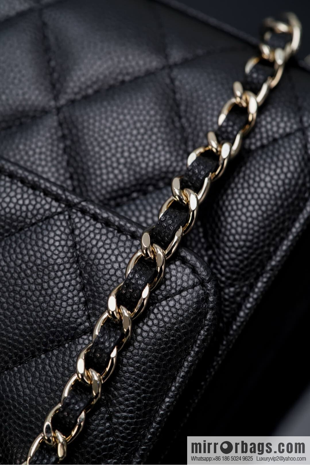 𝐂𝐡𝐚𝐧𝐞𝐥 25s Cross Handle Black Gold Litchi 🐂 Vertical AP3237