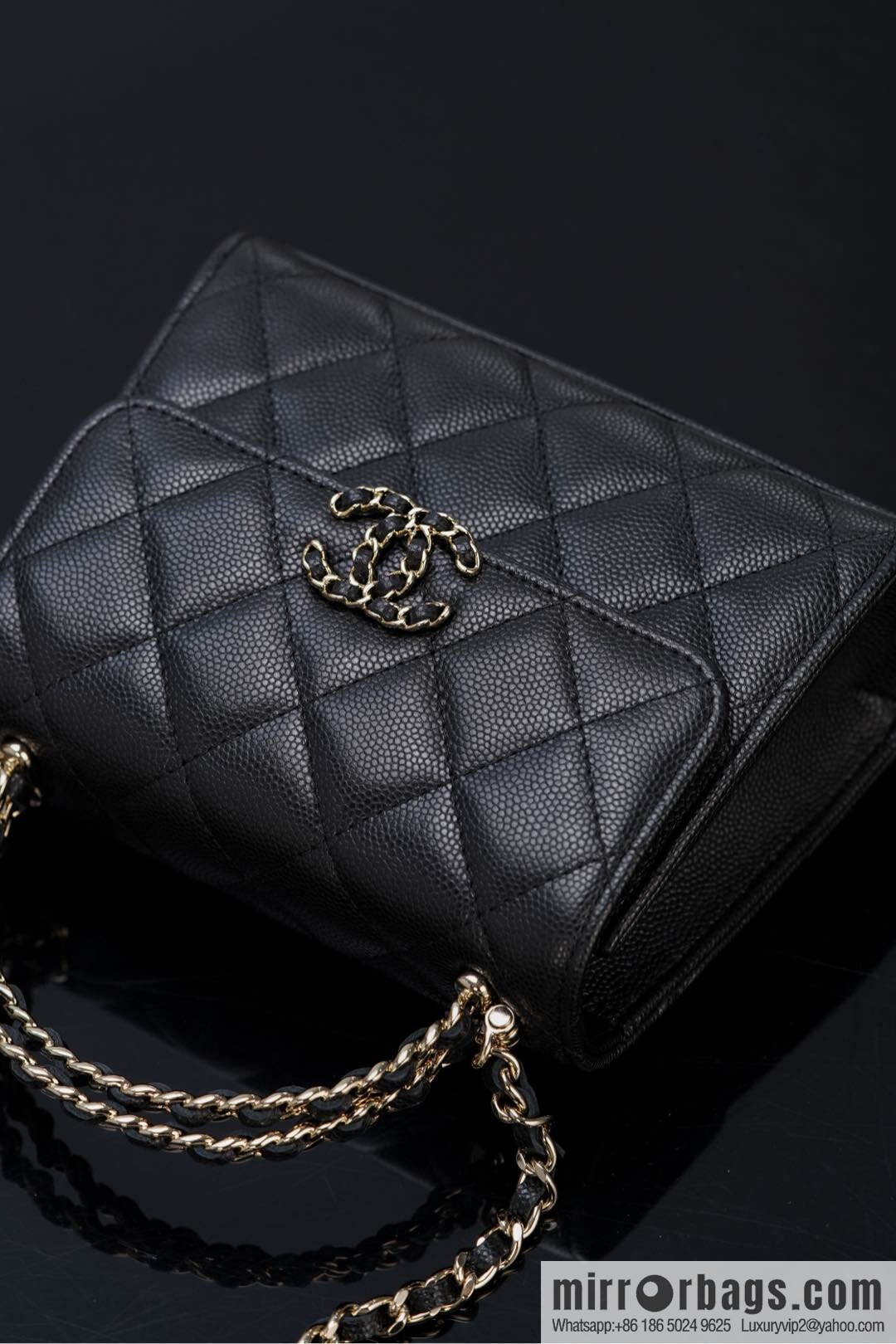 𝐂𝐡𝐚𝐧𝐞𝐥 25s Cross Handle Black Gold Litchi 🐂 Vertical AP3237