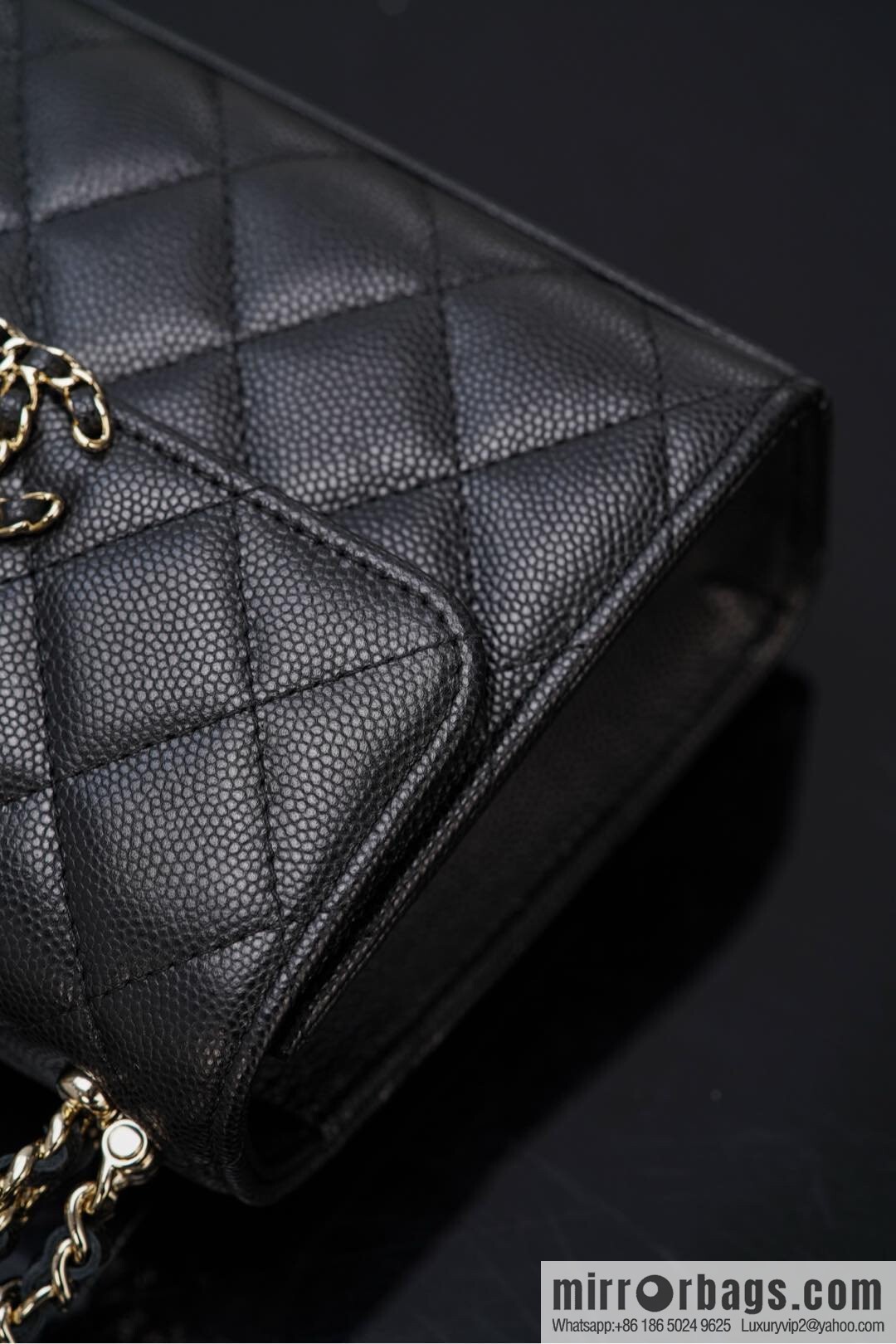 𝐂𝐡𝐚𝐧𝐞𝐥 25s Cross Handle Black Gold Litchi 🐂 Vertical AP3237