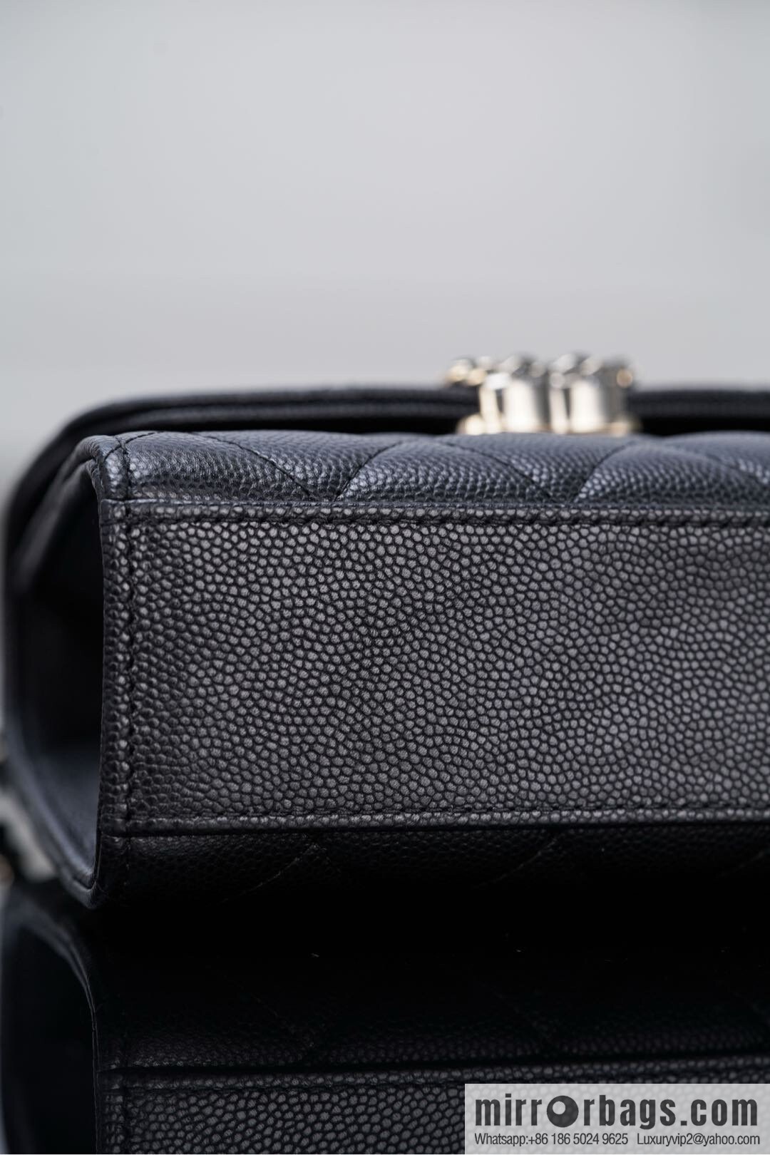 𝐂𝐡𝐚𝐧𝐞𝐥 25s Cross Handle Black Gold Litchi 🐂 Vertical AP3237
