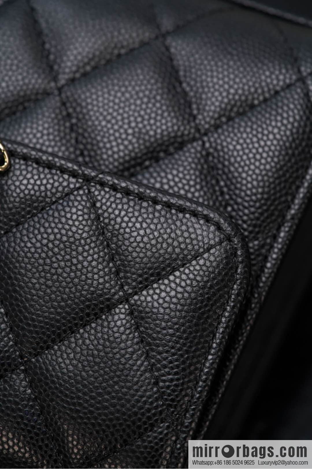 𝐂𝐡𝐚𝐧𝐞𝐥 25s Cross Handle Black Gold Litchi 🐂 Vertical AP3237