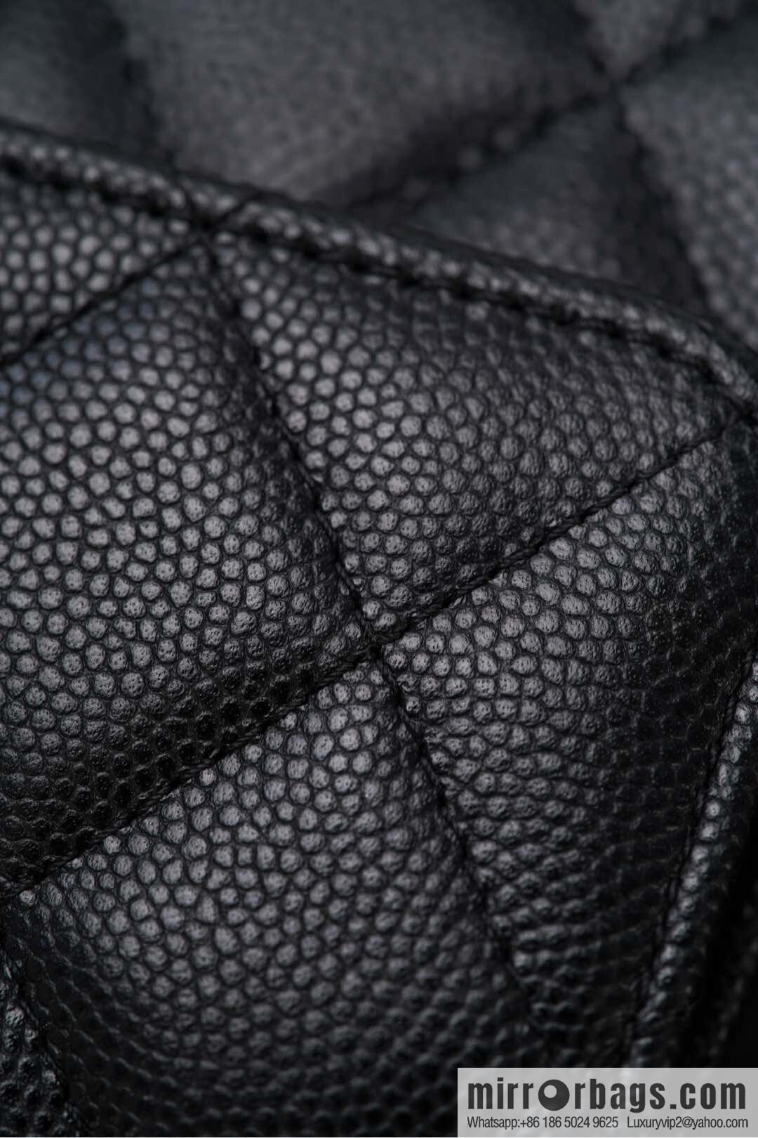 𝐂𝐡𝐚𝐧𝐞𝐥 25s Cross Handle Black Gold Litchi 🐂 Vertical AP3237