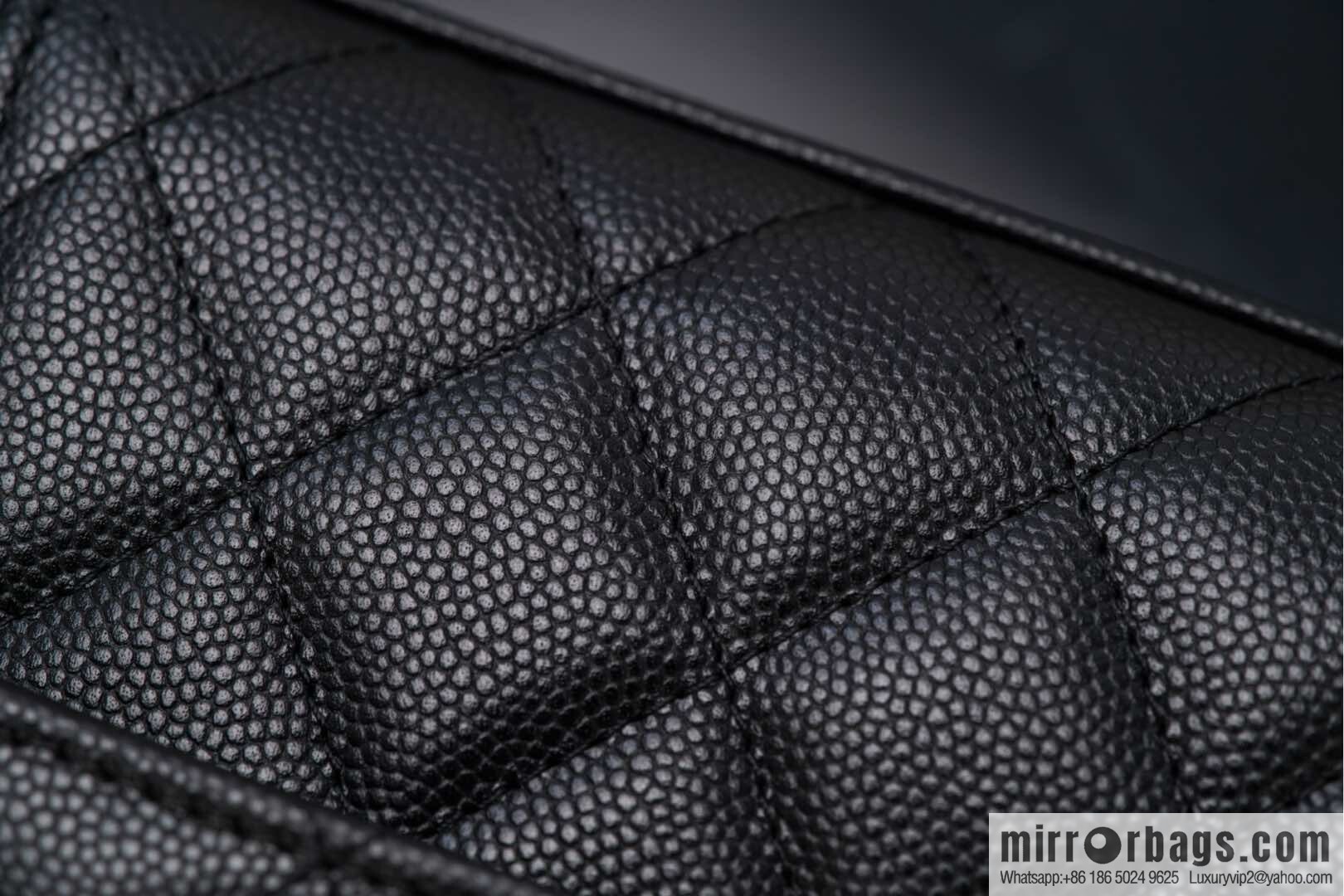 𝐂𝐡𝐚𝐧𝐞𝐥 25s Cross Handle Black Gold Litchi 🐂 Vertical AP3237