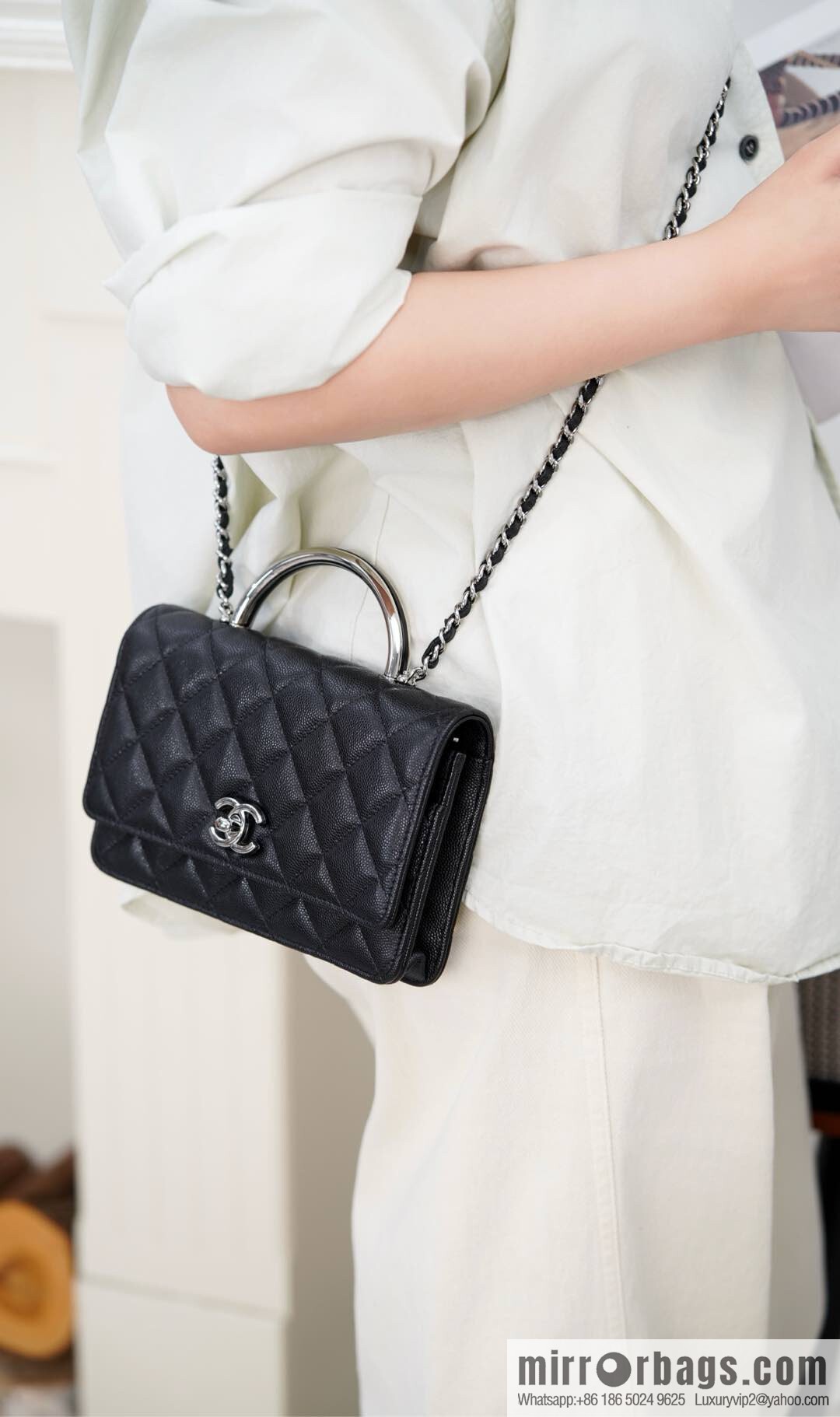 𝐂𝐡𝐚𝐧𝐞𝐥 𝟐𝟓𝐏 enamel handle black 👜 AP3706