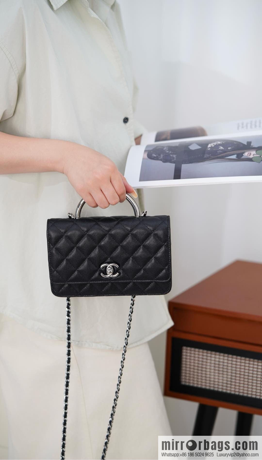 𝐂𝐡𝐚𝐧𝐞𝐥 𝟐𝟓𝐏 enamel handle black 👜 AP3706